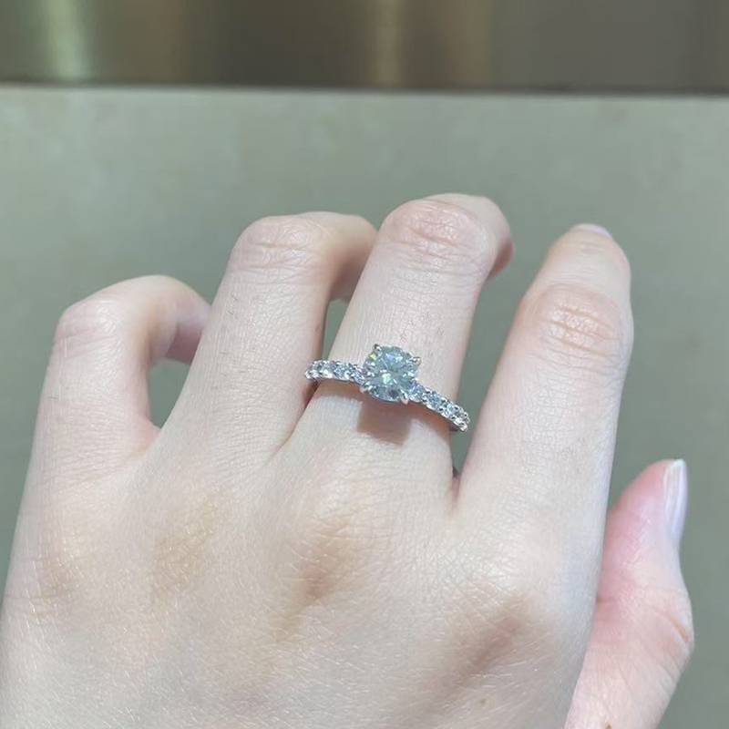 Affordable Luxury四爪Women's RingS925银镀白金定制选款主石Moissanite1.0ct/副石高碳钻